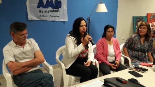 Gremio de docentes de La Rioja presentó a una docente a quien acompañó en el proceso de cambio de género