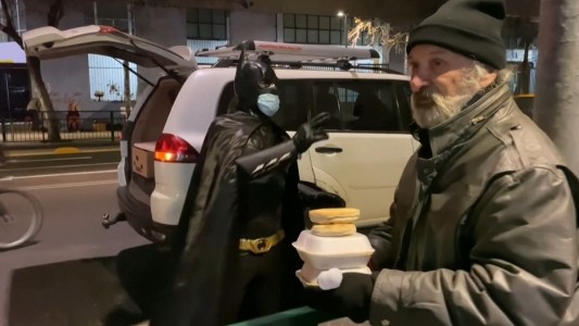 Batman reparte comida a los indigentes de Chile