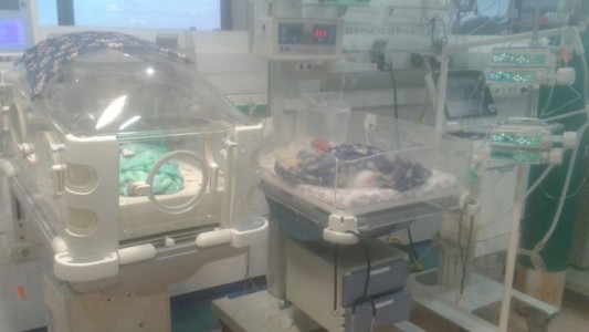 Imputaron a los padres de un bebé que fue internado tras un parto "naturista"