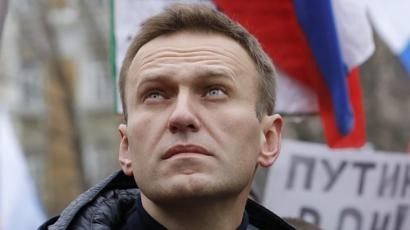 Así bajaron de un avión a Alexei Navalny, el opositor ruso envenenado