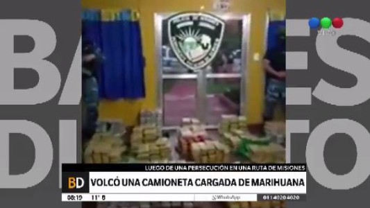 Misiones: volcó en plena persecución y la marihuana voló por el aire