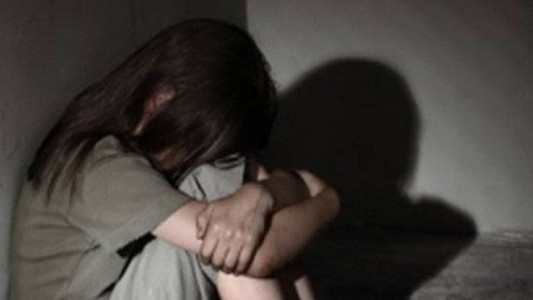 Se hizo pasar por su hija de 14 años y descubrió que la chica había sido abusada sexualmente