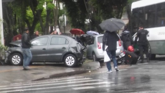 Al menos cinco personas heridas al chocar un colectivo, una moto y tres autos en Villa Urquiza