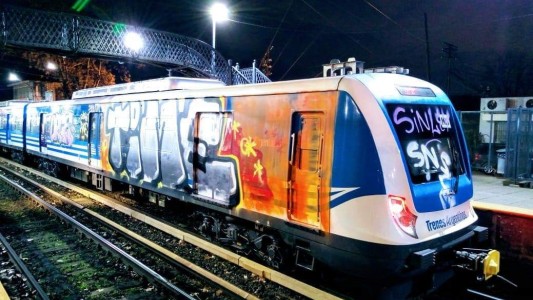 Así atacan los grafiteros del Tren Mitre
