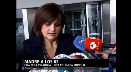 La doctora española que fue madre a los 62 años, presentó a su beba