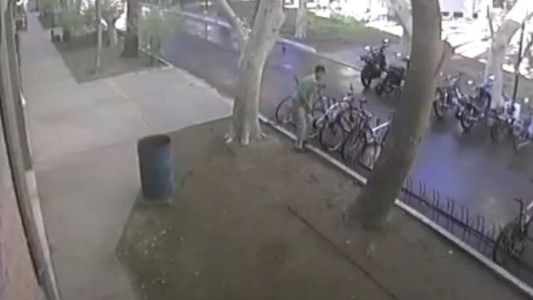 Le robaron la bici en la Facultad, encontró el video y escrachó al ladrón