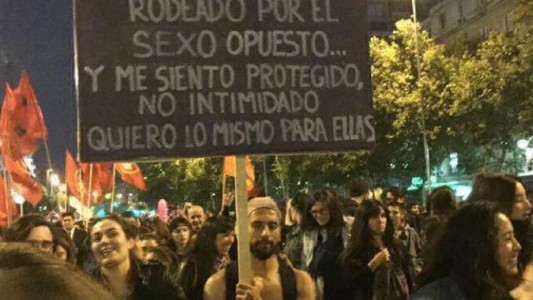 Fue a la marcha con un cartel feminista que se hizo viral, pero lo denunciaron por violencia de género