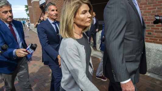 Lori Loughlin fue condenada a prisión por el escándalo de sobornos universitarios en Estados Unidos