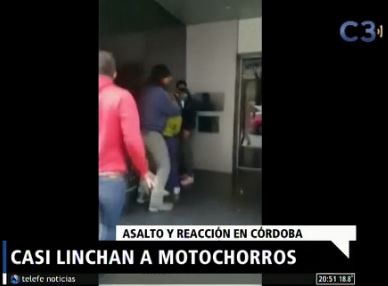 Casi linchan a dos motochorros