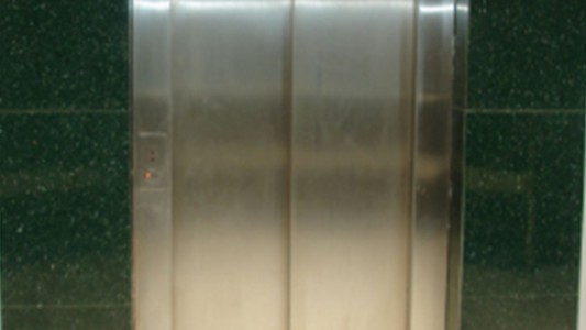 Balvanera: un muerto al caer un ascensor en un edificio