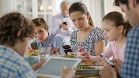Cena sin pantallas: campaña para dejar los dispositivos al momento de comer