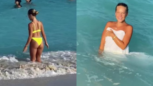 Se quedó desnuda en la playa: su novio le cambió la bikini por una que se disuelve en el agua