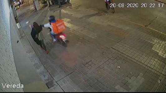 Motochorro disfrazado de repartidor le robó el celular a una periodista