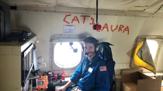 Probó cómo se siente la turbulencia de un avión al sobrevolar un huracán