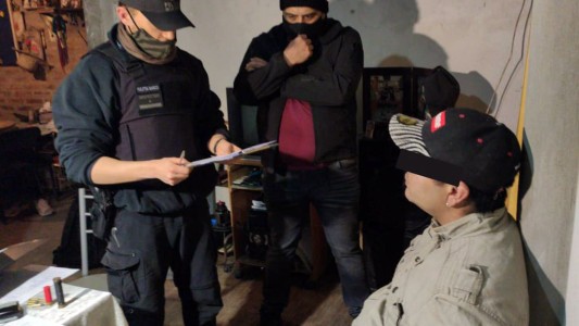 Detienen a dos hombres acusados de incendiar patrulleros de la Policía de la Ciudad