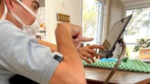 Universitarios diseñan brazo articulado para facilitar comunicación de personas con cuadriplejia