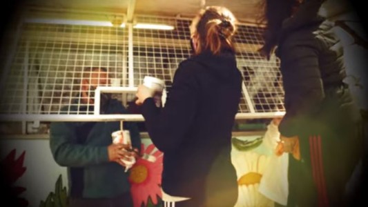 Video: los vecinos renovaron el kiosco de Luisito, quien lo atiende en su andador desde hace 50 años