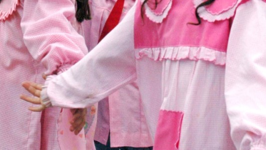 Catamarca: prohibieron por ley los nombres bordados en la ropa que llevan los alumnos a las escuelas