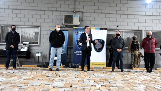 Santilli y Berni presentaron resultados de operativo "Malvinas Argentinas": secuestraron 2.400 kilos de marihuana y armas, y se detuvo a tres narcos