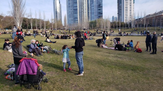 Cómo serán las reuniones sociales al aire libre de hasta 10 personas