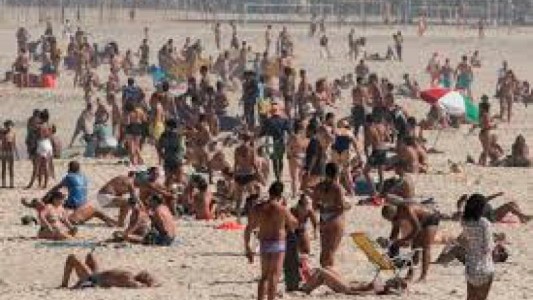 Prometen tomar medidas tras el escándalo por las playas colmadas en Río y San Pablo