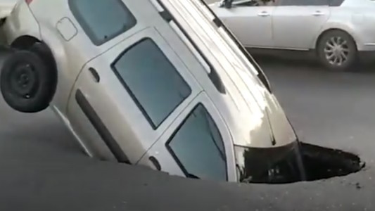 Video: el asfalto se "tragó" un auto en marcha