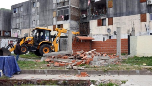 Demolieron construcciones ilegales en una plaza usurpada dentro de Fuerte Apache
