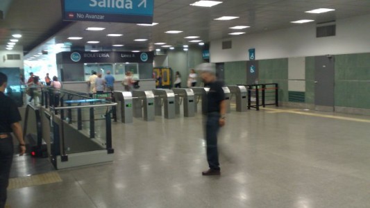 Robaron a pasajeros del subte y se tirotearon con un policía