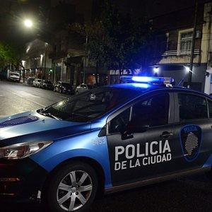 Mataron a golpes a una mujer en su casa de Villa Urquiza y por el femicidio detuvieron a su hijo