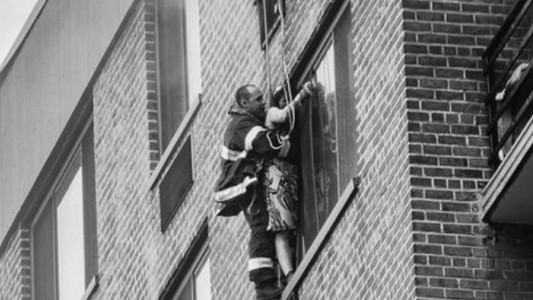 "No te voy a dejar caer": bombero rescató a una mujer que colgaba de un piso 16