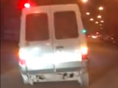 Una locura (VIDEO): condujo un utilitario sin dos ruedas por las calles de Bahía