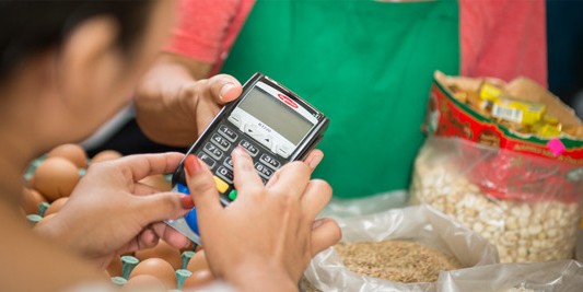 Inauguran en el partido de Ezeiza el primer módulo de inclusión financiera para barrios populares