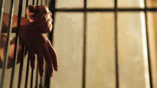 Prisión perpetura para un hombre por estrangular a su madre y denunciar un robo