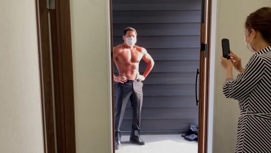 El "macho delivery" de sushi que es furor en Japón