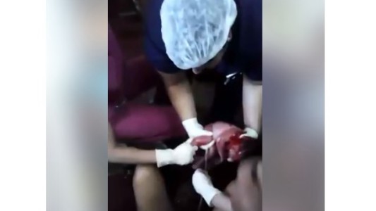 Video: una mujer dio a luz en el suelo de la guardia del hospital Santojanni