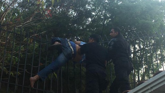 Ladrón quedó incrustado en una reja y simuló un intento de suicidio