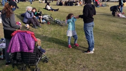 Autorizan reuniones de hasta 10 personas en distritos bonaerenses en Fase 5