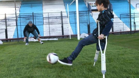 Un vecino denunció al nene de Racing con muletas por jugar al fútbol y andar en bici en la vereda