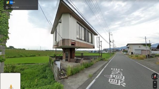 La curiosa casa construida sobre una escalera que se volvió viral