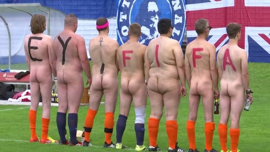 Primer partido de fútbol nudista: arte y alegato contra la FIFA