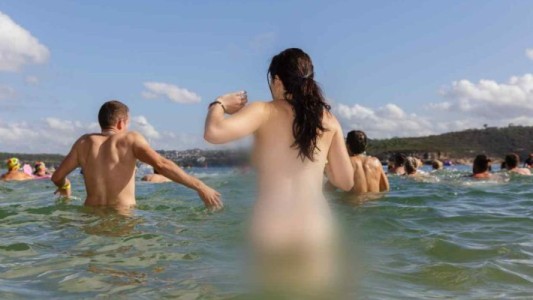 Organizaron una fiesta nudista en Francia y se contagiaron coronavirus 240 personas