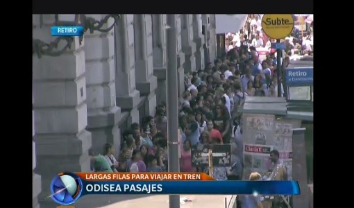 Largas filas para comprar pasajes en tren