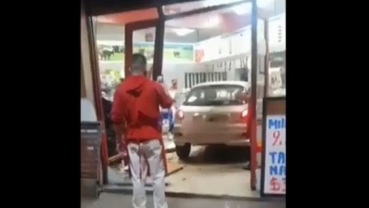 Video: perdió el control de su auto y se metió en una carnicería con clientes adentro