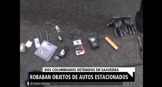 Robaban objetos de autos estacionados