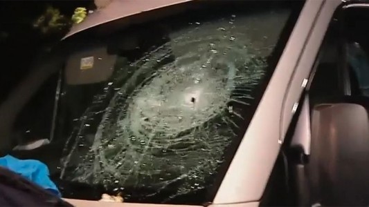 Detuvieron a un vecino del country Ayres del Pilar por agredir el móvil donde trasladaban a Lázaro Báez