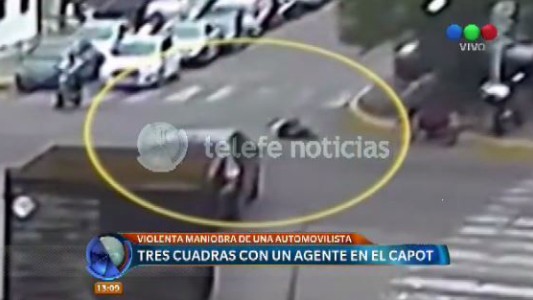 Se negó al control de tránsito y arrastró al agente en el capot