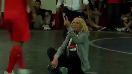 Video: se sentó en la cancha en pleno partido para reclamar por un auto que bloqueaba su garaje