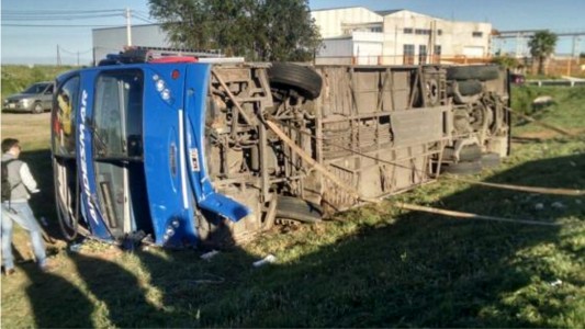 Dos muertos y 17 heridos, cinco de gravedad, al volcar un ómnibus en Río Cuarto