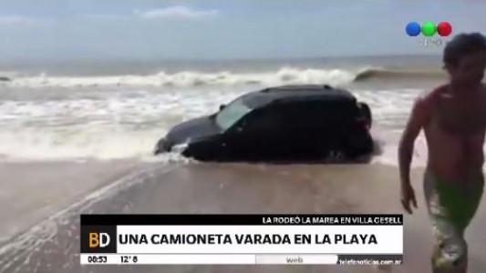 Una camioneta quedó varada en la playa