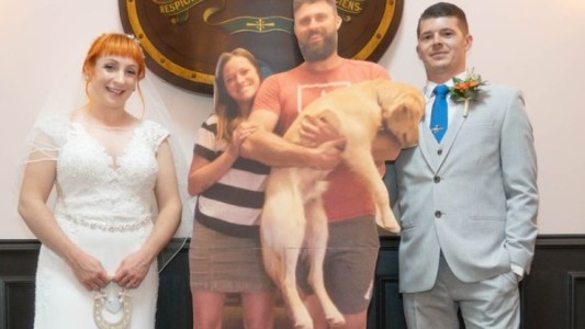 Se casaron en pandemia: tuvieron como invitados a sus familiares en figuras de cartón